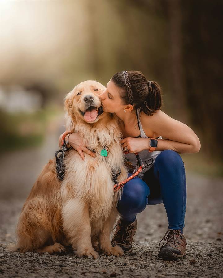 Une professionnelle de la médiation animale, accompagnée de son chien, en extérieur